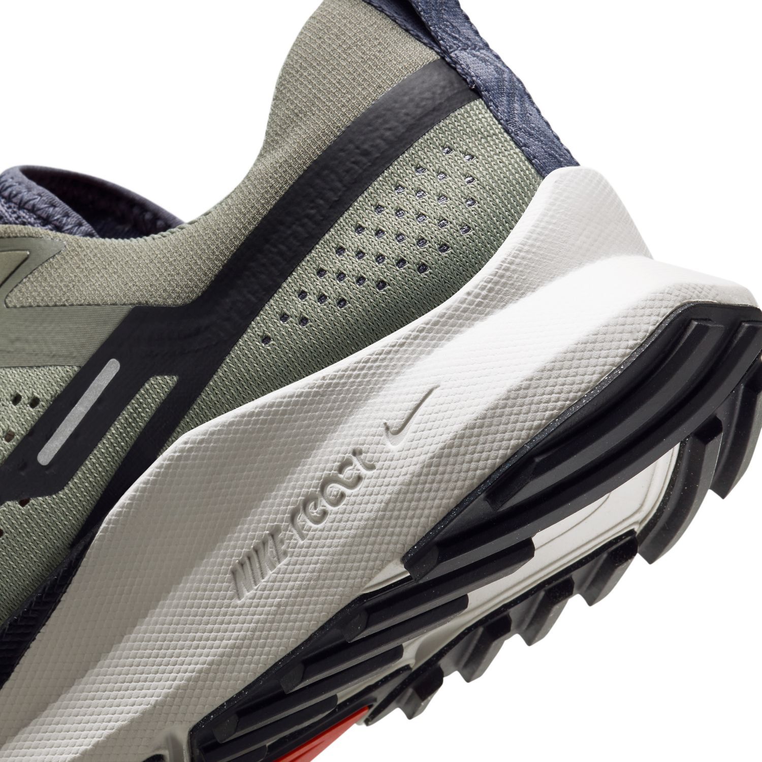 Nike REACT PEGASUS TRAIL 4, moški trail tekaški copati, siva | Intersport